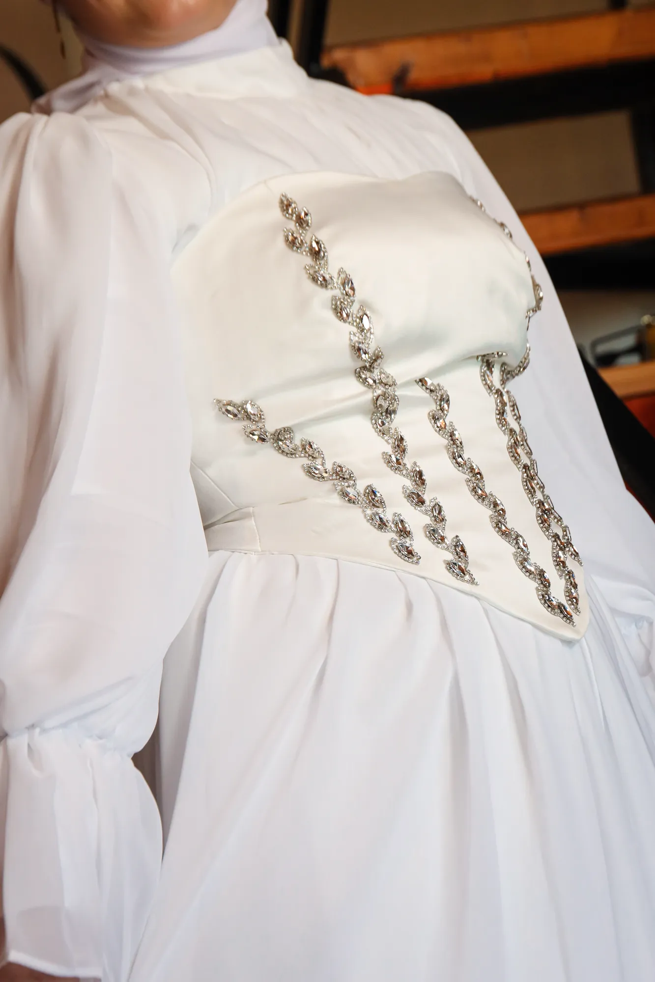 Détail artisanal — perlage Loréa Couture